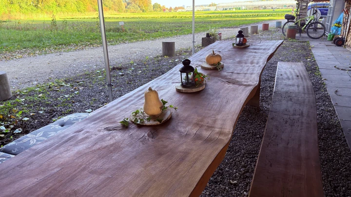 Liebevoll gedeckte Tische im Garten des Kuhhorns