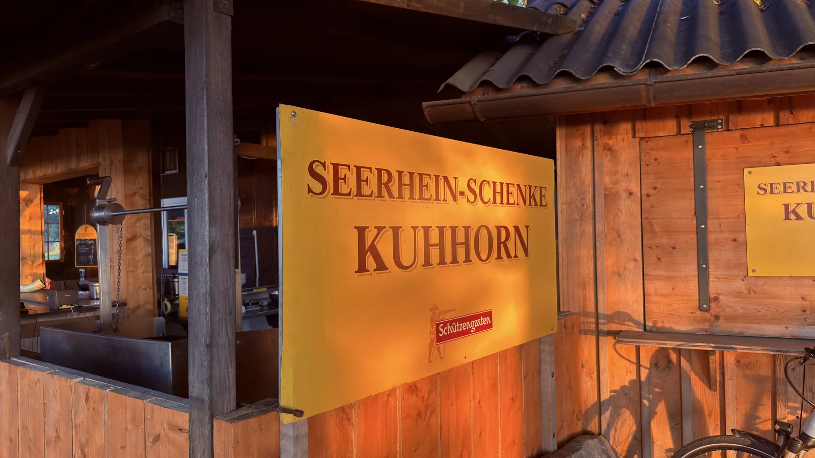 Beleuchtetes Schild der Seerhein-Schenke Kuhhorn