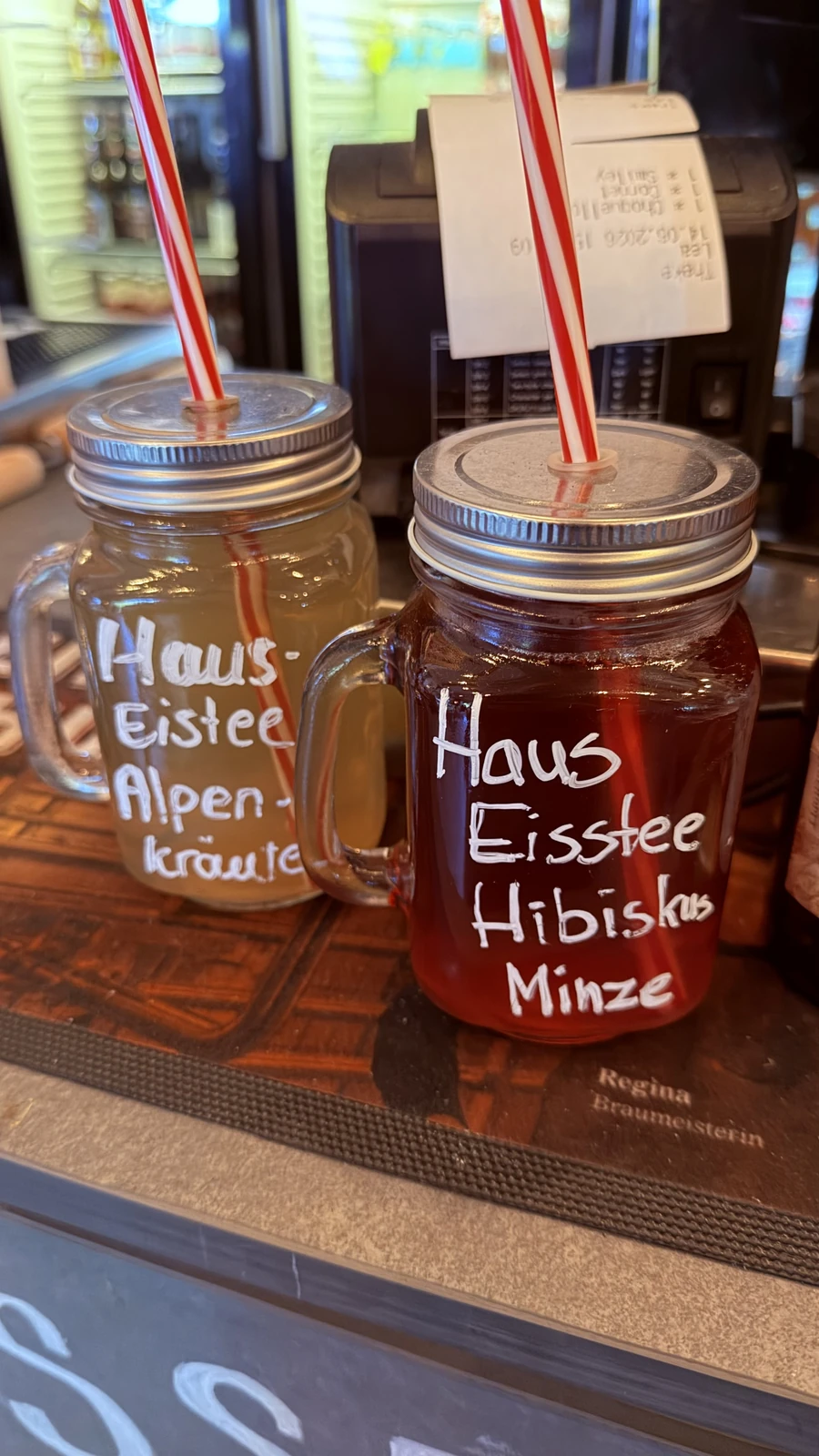 Hausgemachter Eistee im Kuhhorn