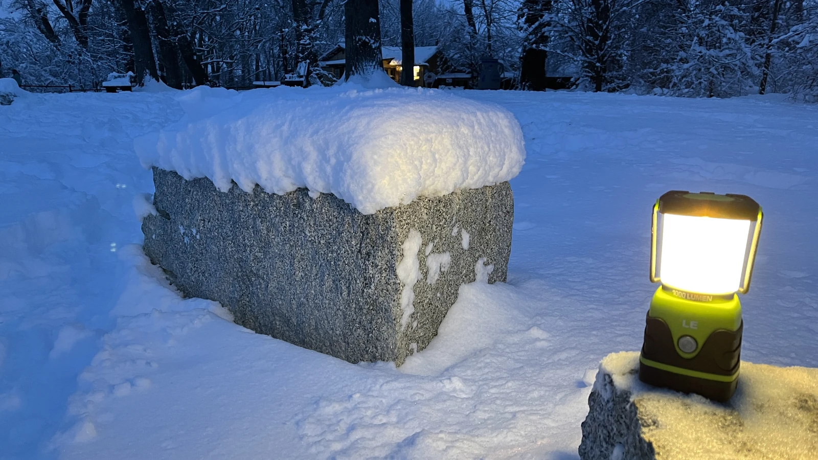 Wärmende Feuerstelle vor dem Kuhhorn im Winter